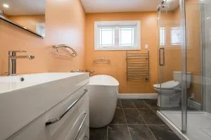 Salle de bain rénovée dans les tons chauds avec baignoire