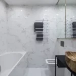 Salle de bain rénovée en marbre