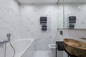 Salle de bain rénovée en marbre