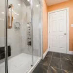 salle de bain rénovée tons chauds avec douche